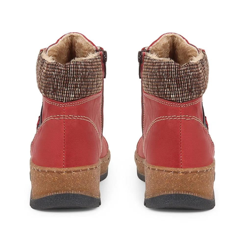 Lace-Up Leather Boots - HAK38013 / 324 223