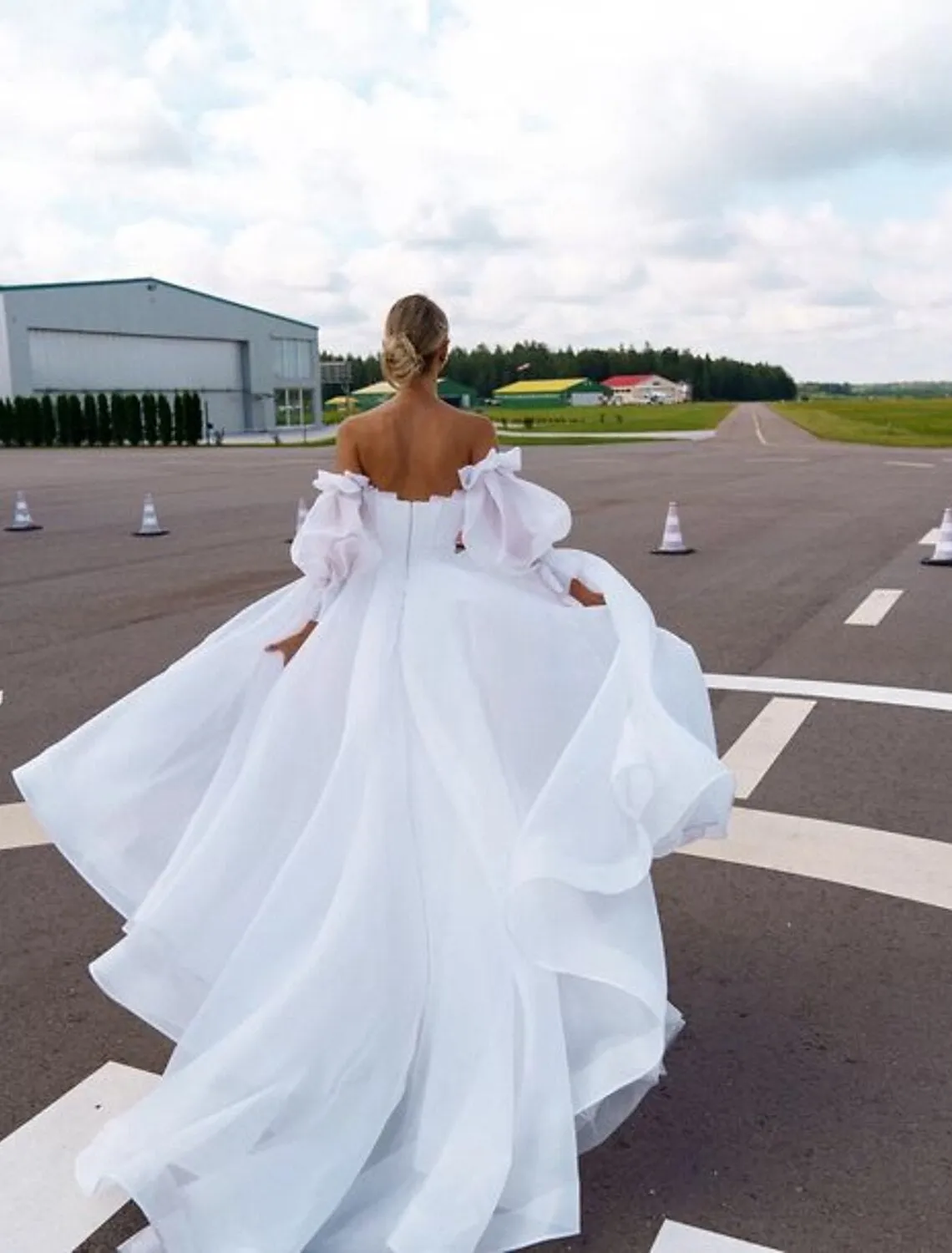 Luolandi Beach Casual Wedding Dresses A-Line Off Shoulder Long Sleeve Court Train Organza Bridal Gowns